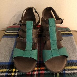 Keen RARE leather wedge sandals 💚🤎